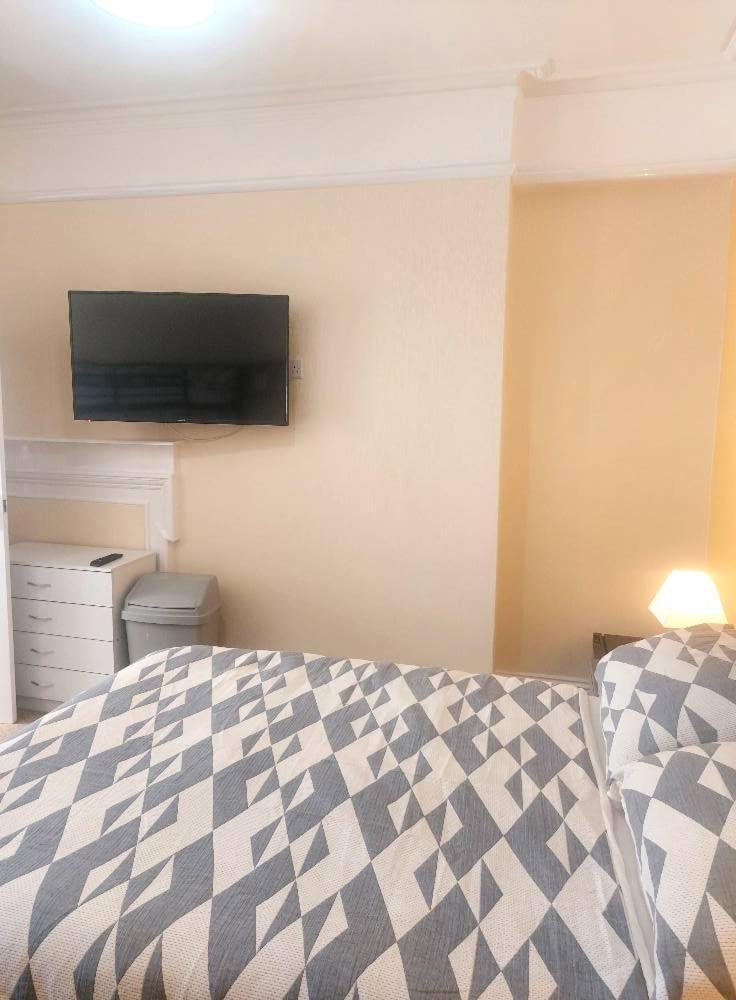 Lea Hurst B & B บอร์นมัธ ภายนอก รูปภาพ
